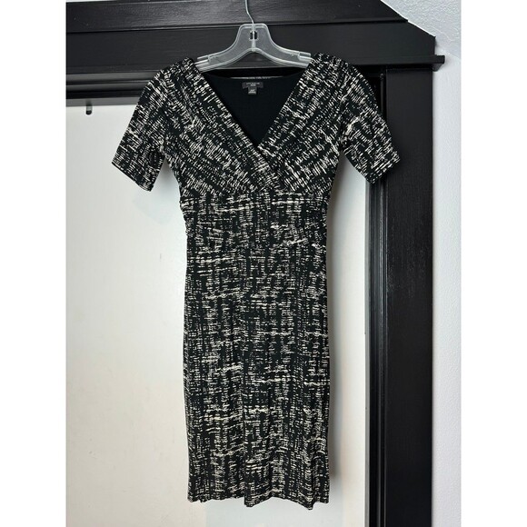 Ann Taylor Black White Stretch V-Neck Short Sleeve Empire Sheath Dress Size 00P - Picture 2 of 11